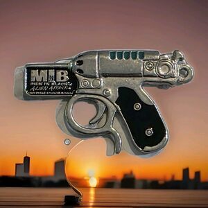 Universal Studios Pin: Exclusive MIB Men In Black Alien Attack Noisy Cricket Gun